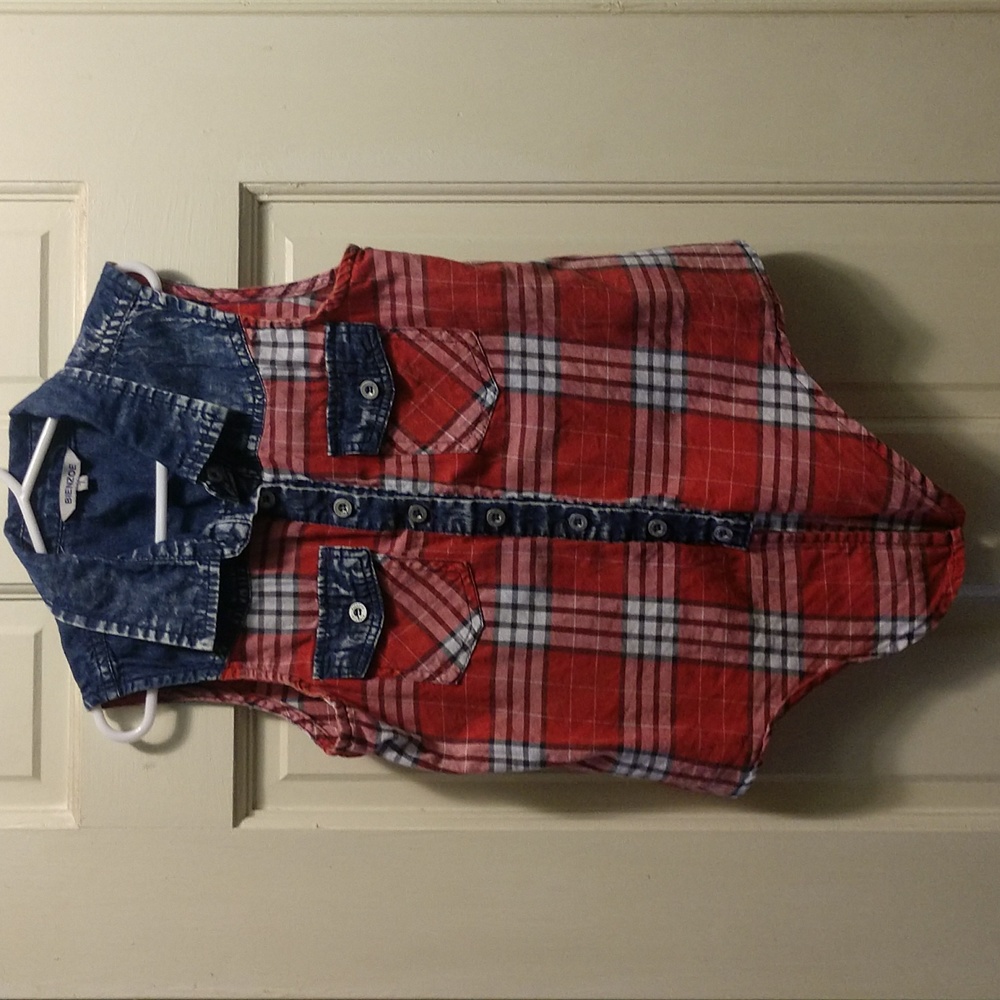 Sleeveless collared shirt